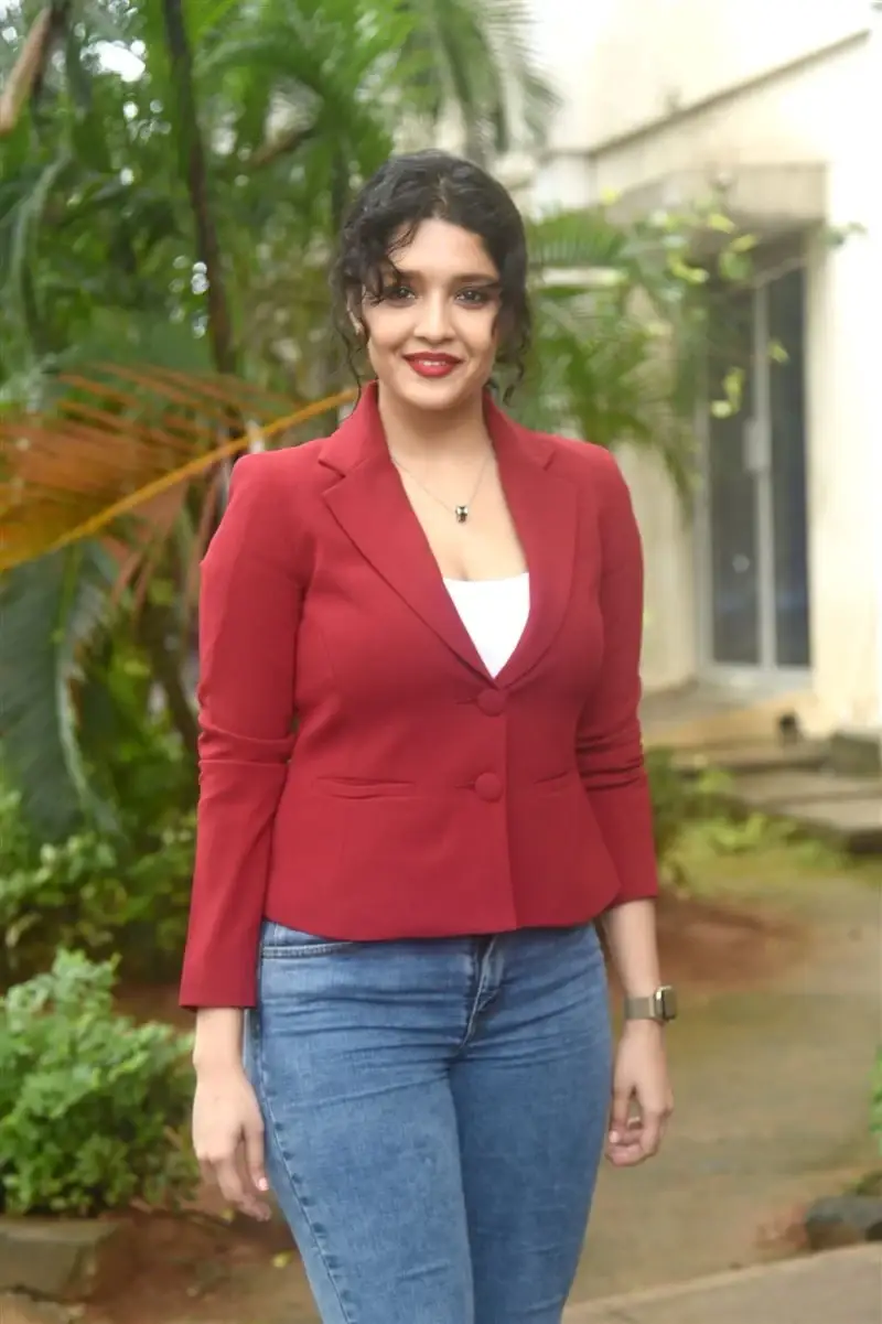 INDIAN ACTRESS RITIKA SINGH SMILING IN RED TOP BLUE JEANS 13